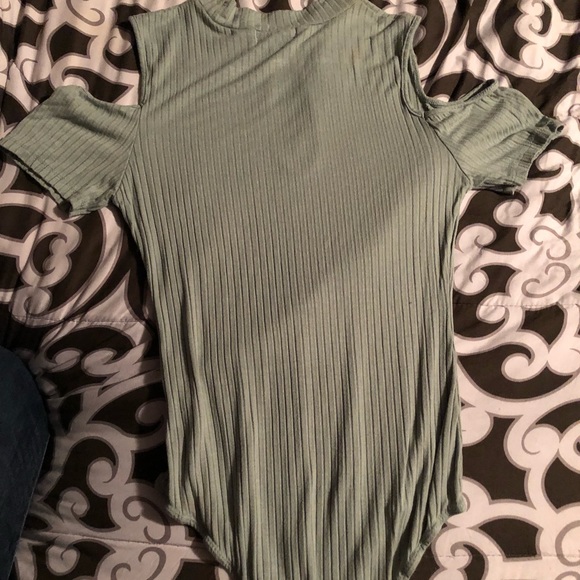 A beautiful green shirt - Picture 1 of 3